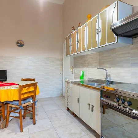 Apartment Cairoli - Spacious Close To Central Station Naples